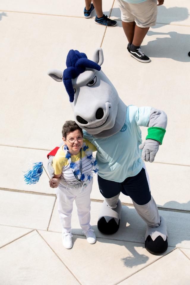 Nancy Boswell Runyon ’69 spends a few minutes hanging out with Elwood, Longwood’s mascot.