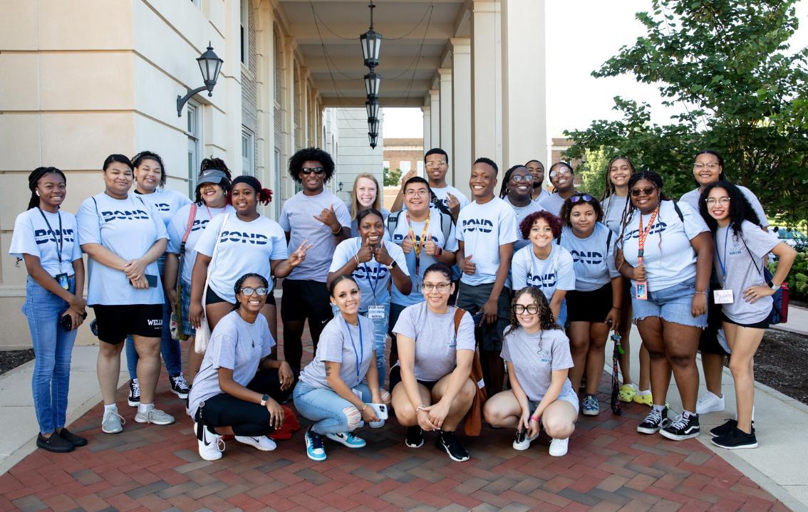 RISE mentors assisting with Move In Fall 2023