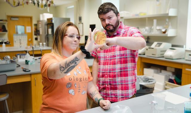 Jammie McMurtry ’24 working in the lab with Dr. Jonathan White