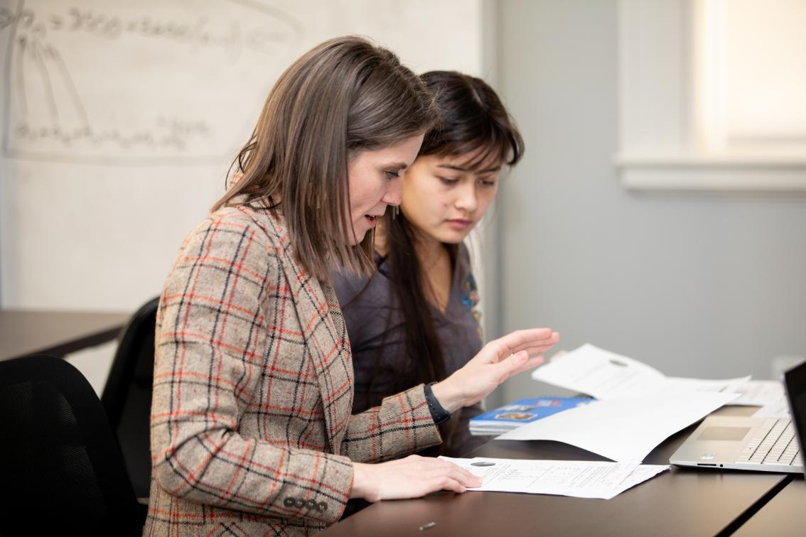 Dr. Leah Shilling-Stouffer works with students in the QR Center